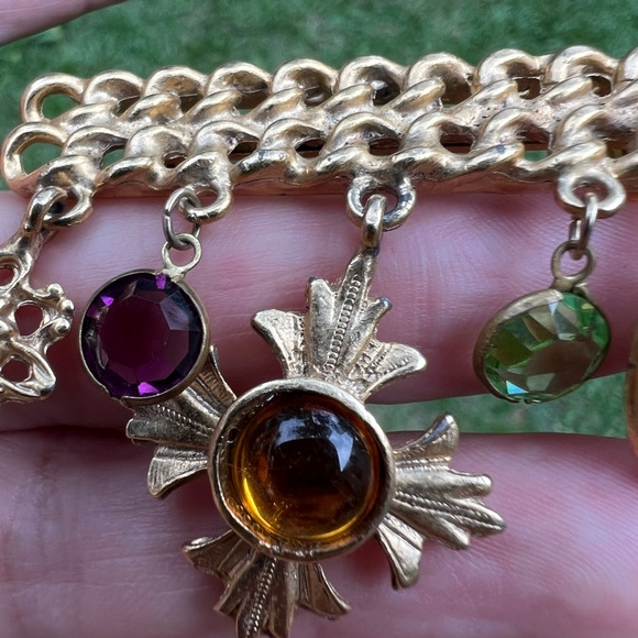 Vintage Gold-tone Costume Dangle Charm Chain Bar Brooch - Picture 8 of 17